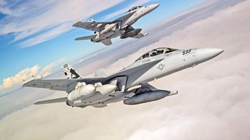 EA-18G Growler mit neuem Störbehälter (Foto: 